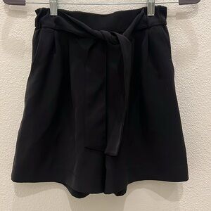 Lululemon WOMEN’S Noir Black Short 5.5" - High Rise - Travel Shorts - Sz 4